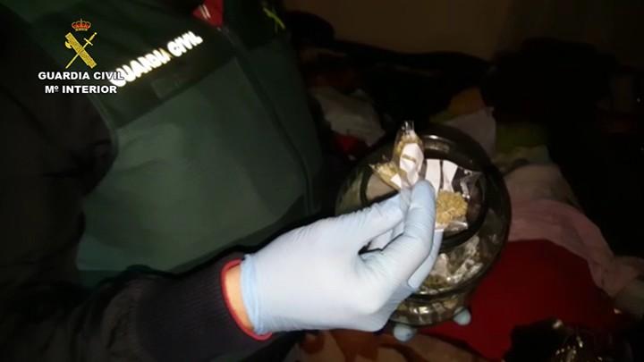 La Guardia Civil auxilia a una víctima de trata y desmantela un activo punto de venta en Roquetas de Mar