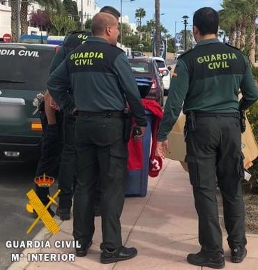 Dos detenidos por atacar con arma blanca y amenazar a su compañero de piso en Roquetas de Mar