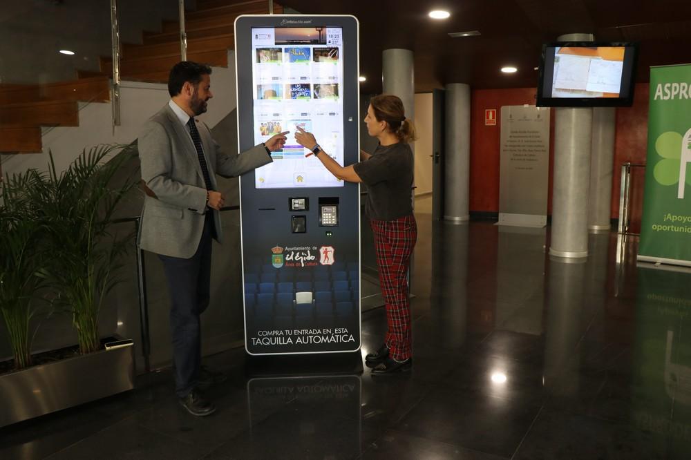 Cultura instala un nuevo tótem en el hall de la Piscina Municipal para facilitar la adquisición de las entradas a la programación cultural