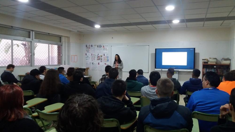 Estudiantes de Informática del IES Murgi se acercan a los valores y ventajas del emprendimiento con el CADE de El Ejido