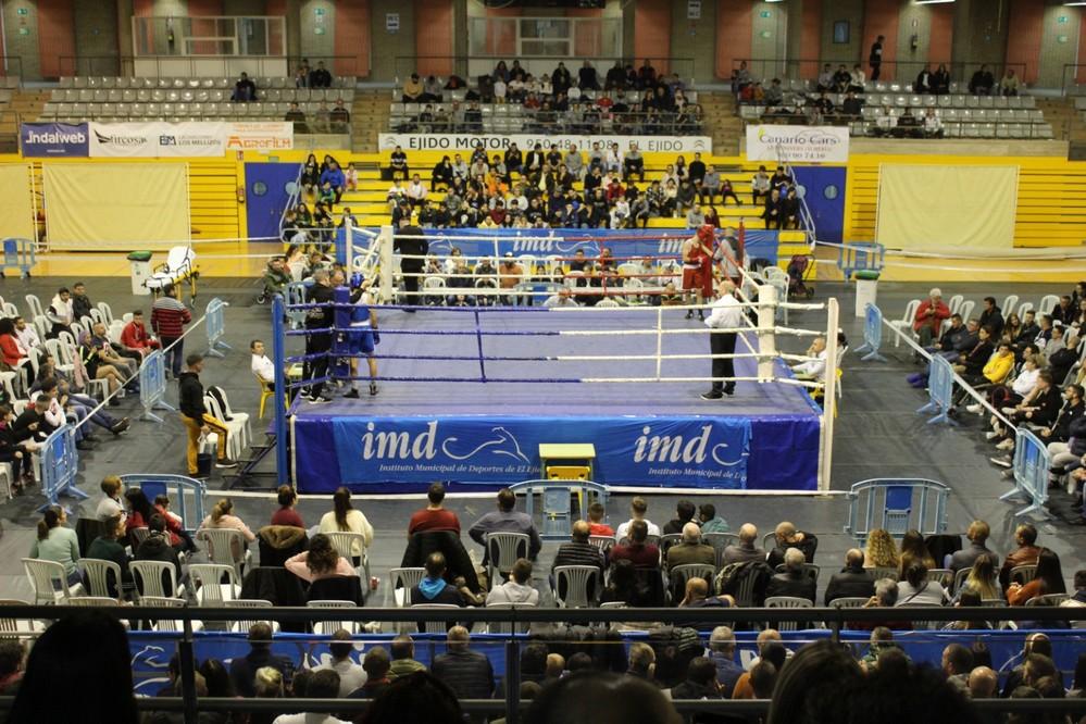 El Pabellón de Deportes de El Ejido ha acogido una velada de boxeo solidaria a beneficio de la asociación 'Soy Especial y Qué?'