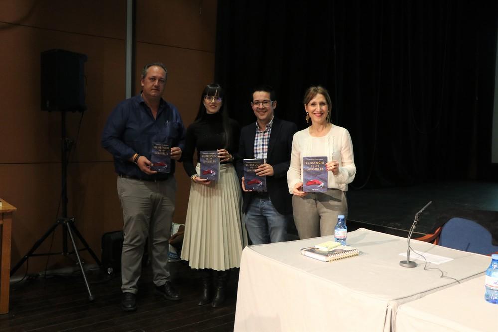 La sala B del Teatro Auditorio acoge la presentación de “El Refugio de los Invisibles” del escritor ejidense Alberto Cerezuela
