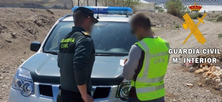 La Guardia Civil detiene a tres personas tras robar 150Kg de pimiento verde Italiano en un invernadero de Vícar