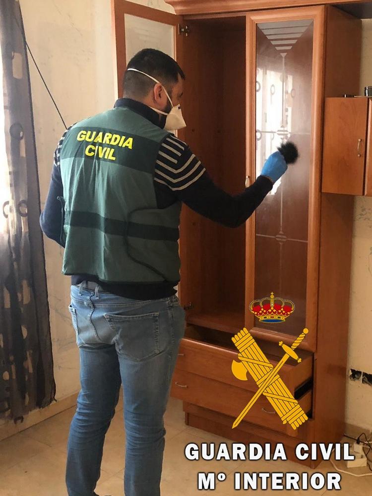 La Guardia Civil detiene a los tres autores de varios robos con escalo en viviendas de Roquetas de Mar