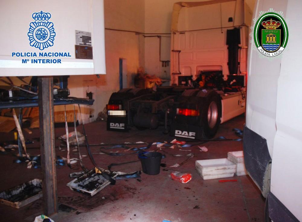 Interceptado un tráiler en El Ejido con hachís y marihuana oculta en un doble fondo con destino a Europa