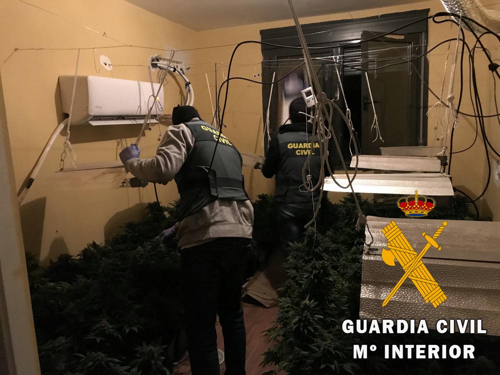 La Guardia Civil detiene a una persona como autor de un delito contra la salud pública y otro de defraudación de fluido eléctrico