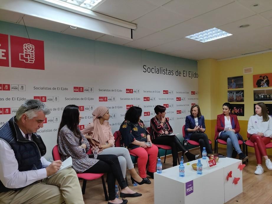 Medio centenar de personas asisten a la Jornada Feminista organizada por el PSOE de El Ejido con motivo del 8M para poner el foco en la Educación en Igualdad