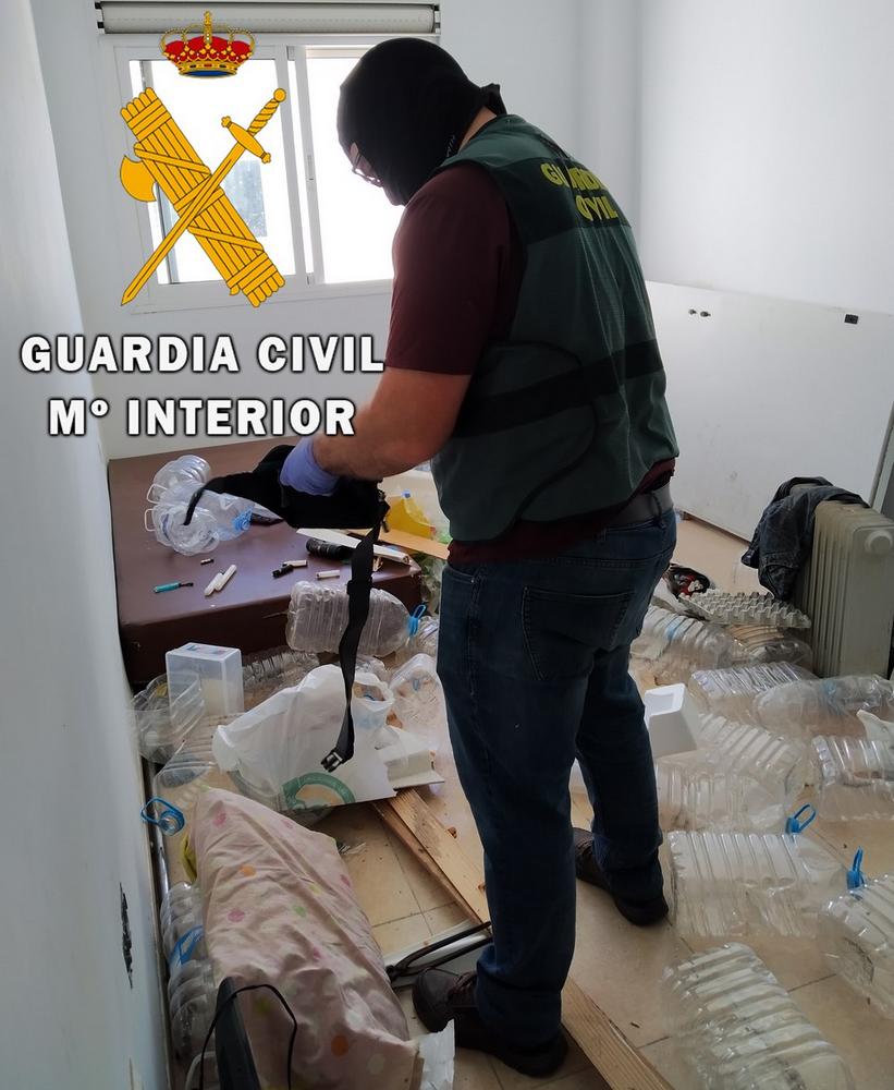 La Guardia Civil detiene a una persona como autor de un delito contra la salud pública y otro de defraudación de fluido eléctrico en Roquetas de Mar