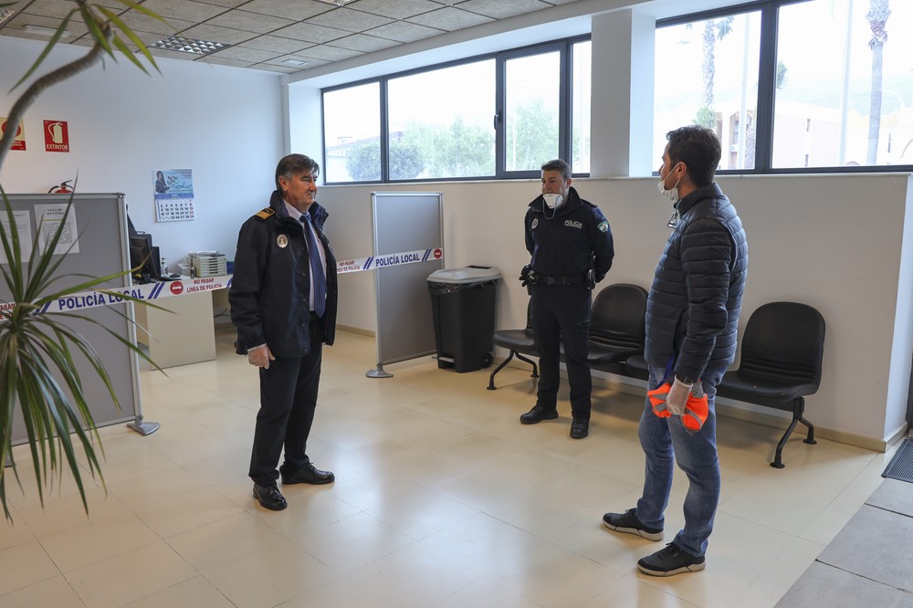 La Policía Local de El Ejido mantiene activos los controles de seguridad en la calle para garantizar el cumplimiento del Estado de Alarma