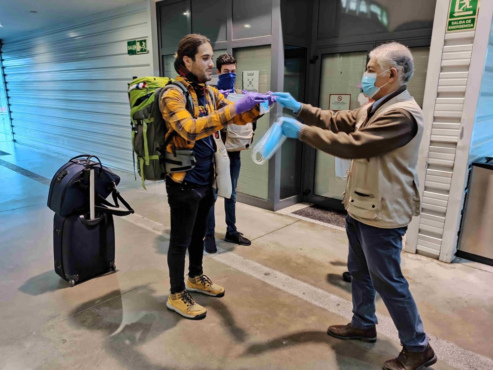 El Sistema Nacional de Protección Civil ha repartido ya en Almería 102.300 de las 160.000 mascarillas para trabajadores