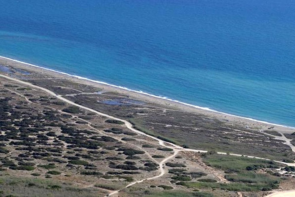 La Guardia Civil detiene a una persona y alija más de tres toneladas de hachis y combustible en Punta Entinas-Sabinar