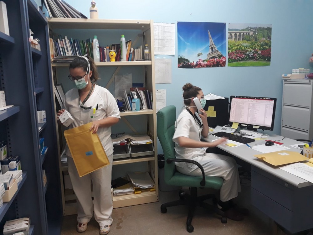 La Unidad Farmacia del Hospital de Poniente impulsa un sistema personalizado de envío a domicilio de tratamientos de dispensación hospitalaria
