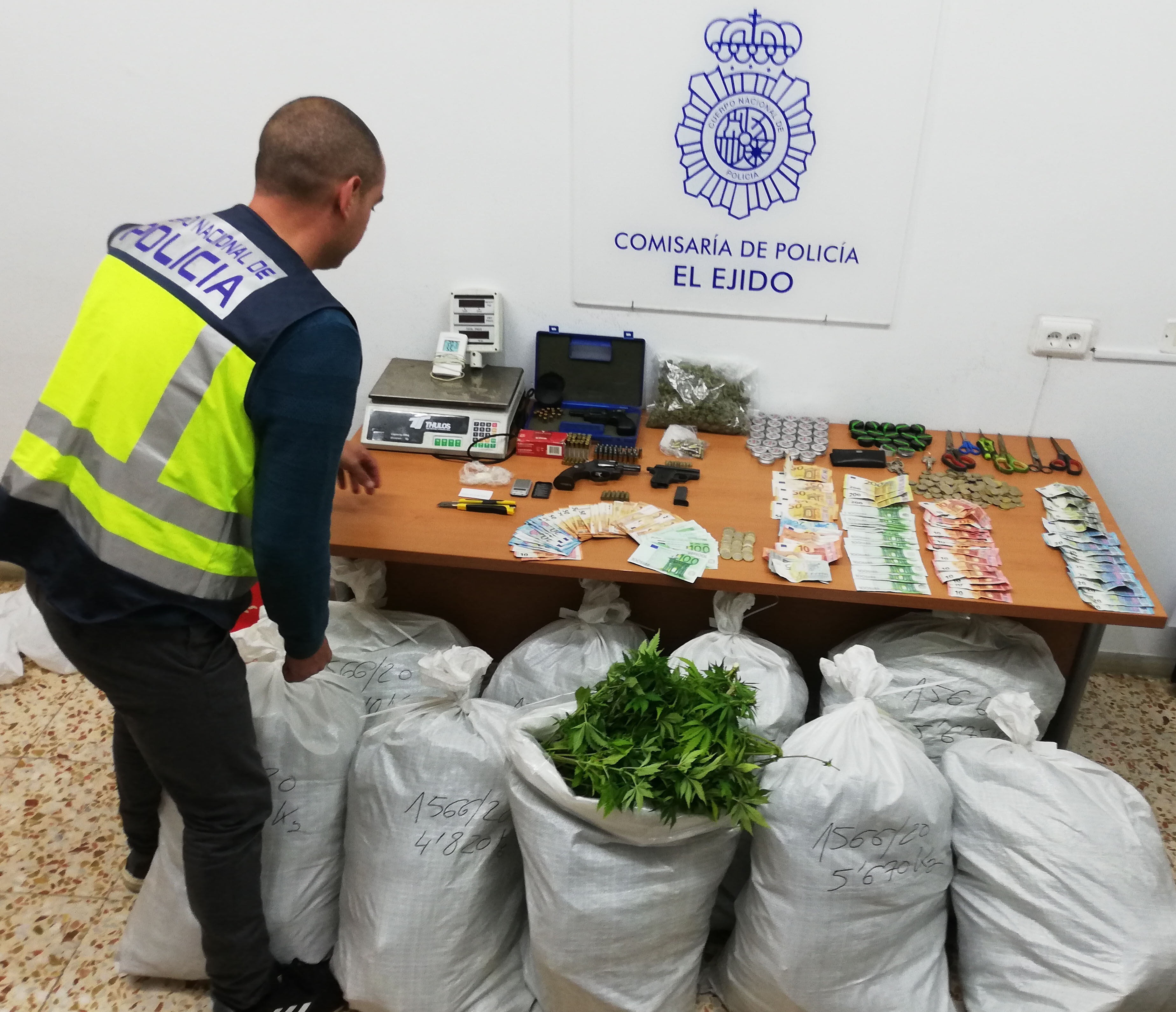 Desarticulada una organización criminal asentada en Vícar, dedicada al tráfico de drogas