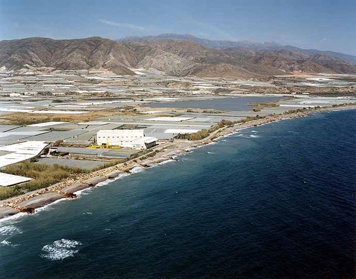 Un fallecido y un herido al caer su vehículo al mar en el término municipal de Adra
