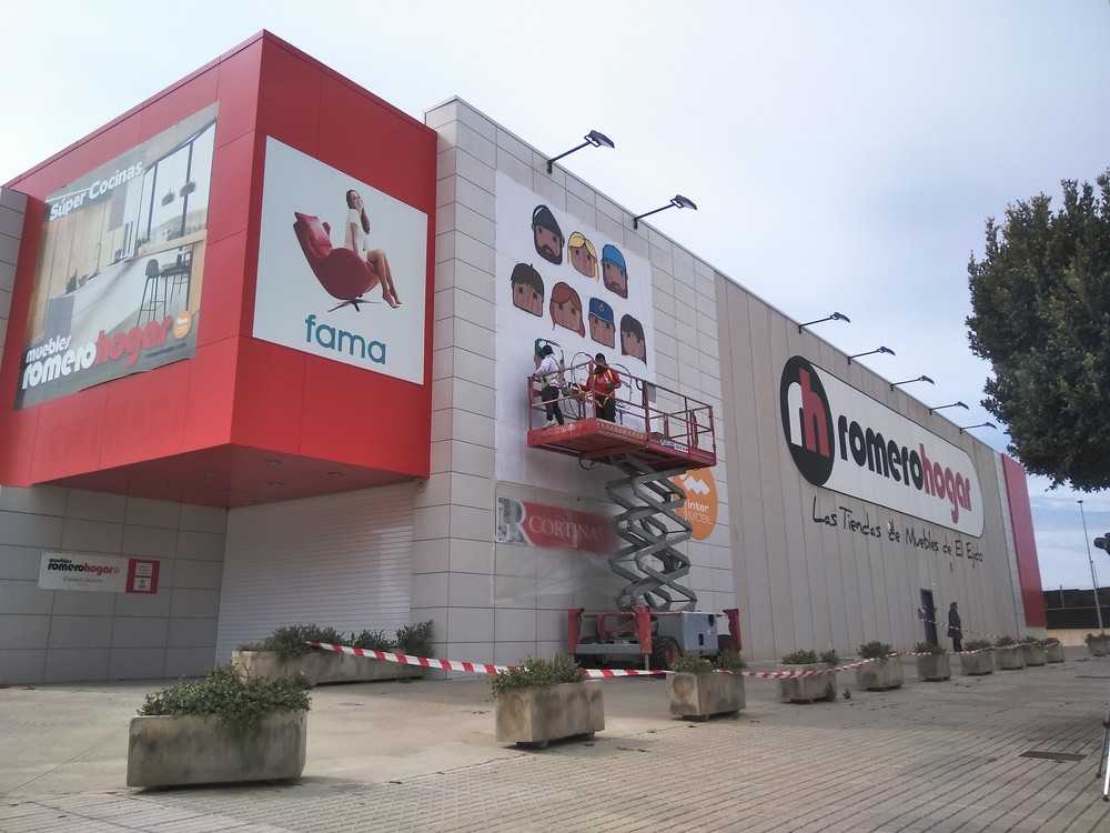 Muebles RomeroHogar homenajea a los que luchan contra el COVID-19 en su fachada