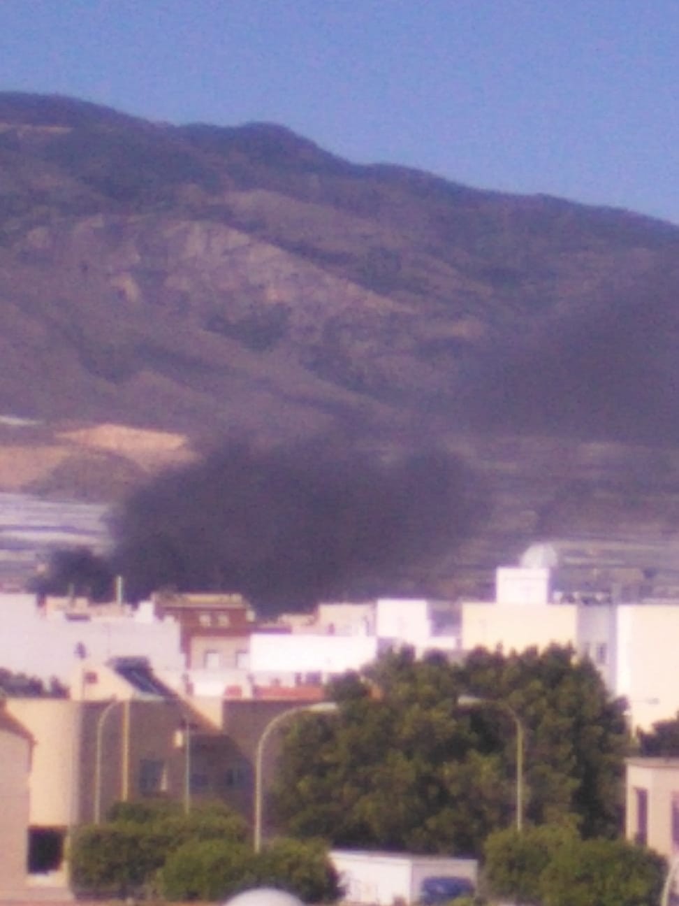 Los bomberos de Poniente atienden un incendio en un vivero de El Ejido