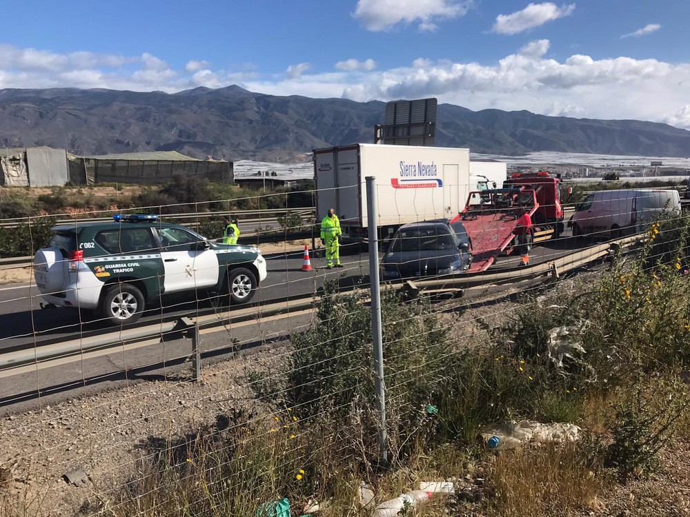 Los bomberos sacan a un ocupante de un vehículo tras una accidente en plena A-7