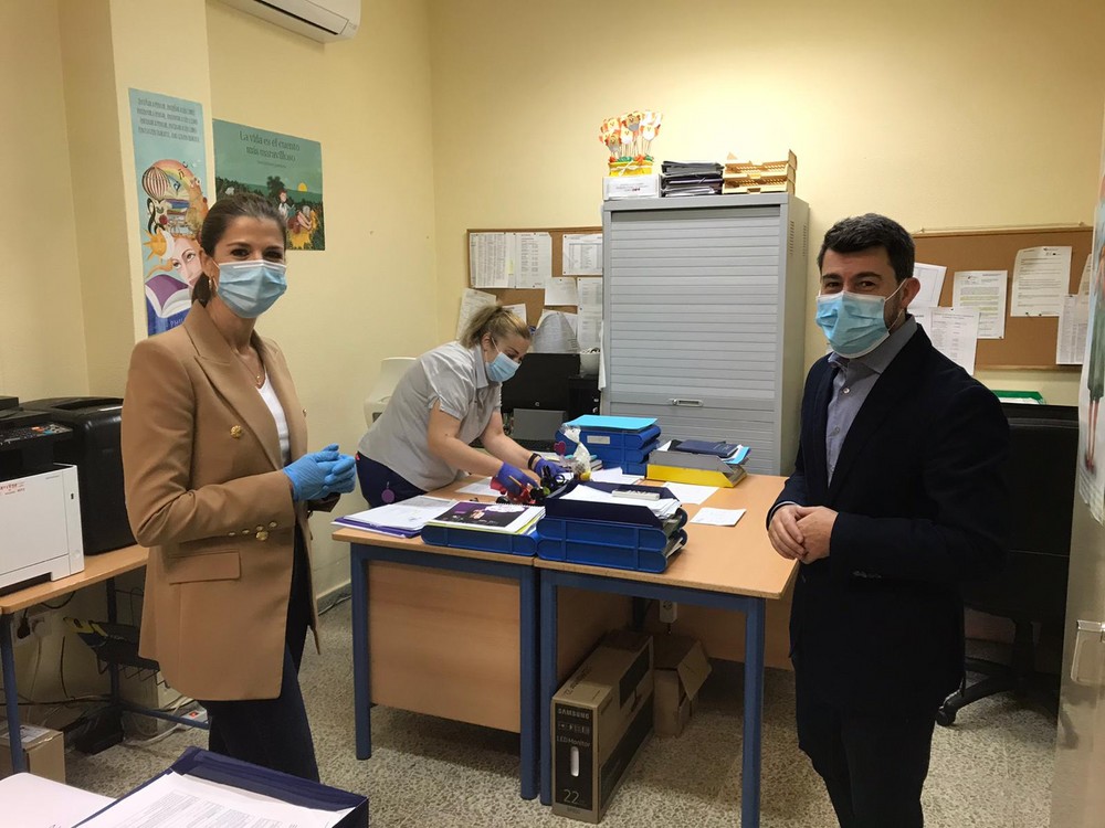El Ejido refuerza las tareas de limpieza y desinfección de los centros educativos  de cara a su apertura este lunes