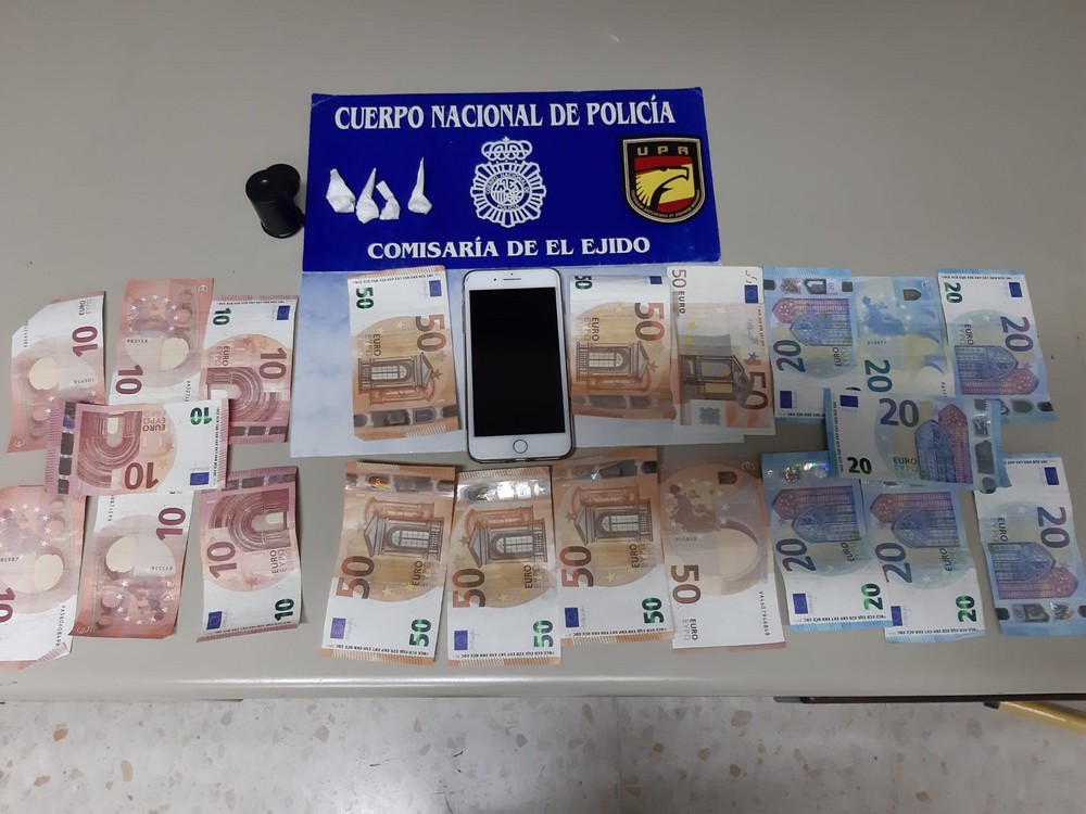 La Policía Nacional sorprende a un varón que se valía de la discapacidad de su hijo para burlar los horarios del Estado de Alarma y pasar droga en El Ejido