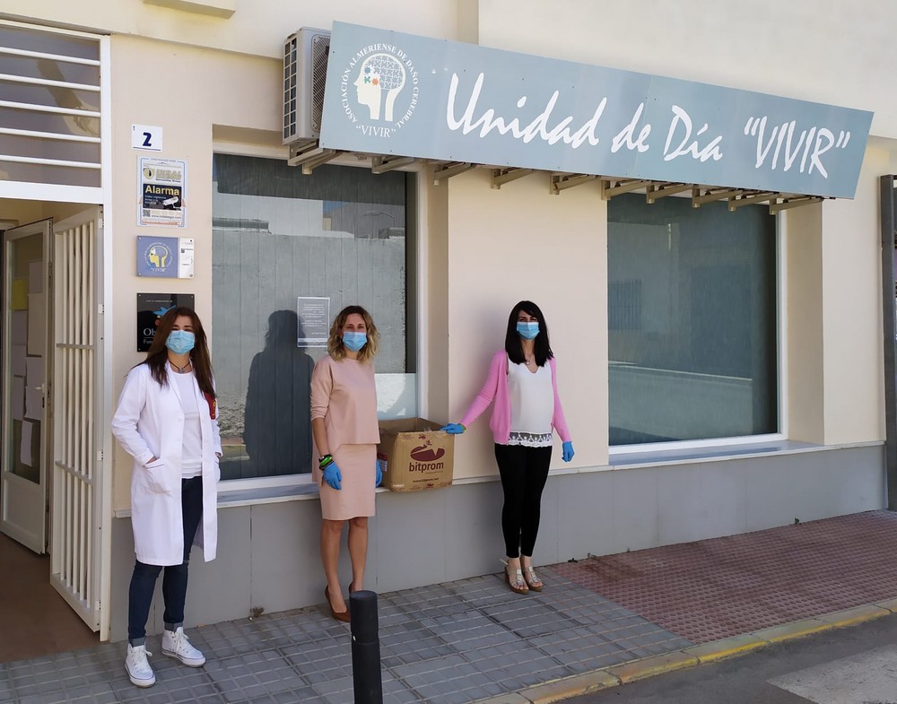 El Ayuntamiento de El Ejido entrega batas impermeables a las asociaciones Vivir y Murgi