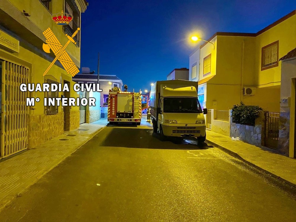 La Guardia Civil auxilia a una mujer atrapada en el incendio de su vivienda en la Mojonera