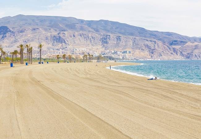 Rescatadas en buen estado dos personas que no podían salir del mar cuando hacían surf en Roquetas