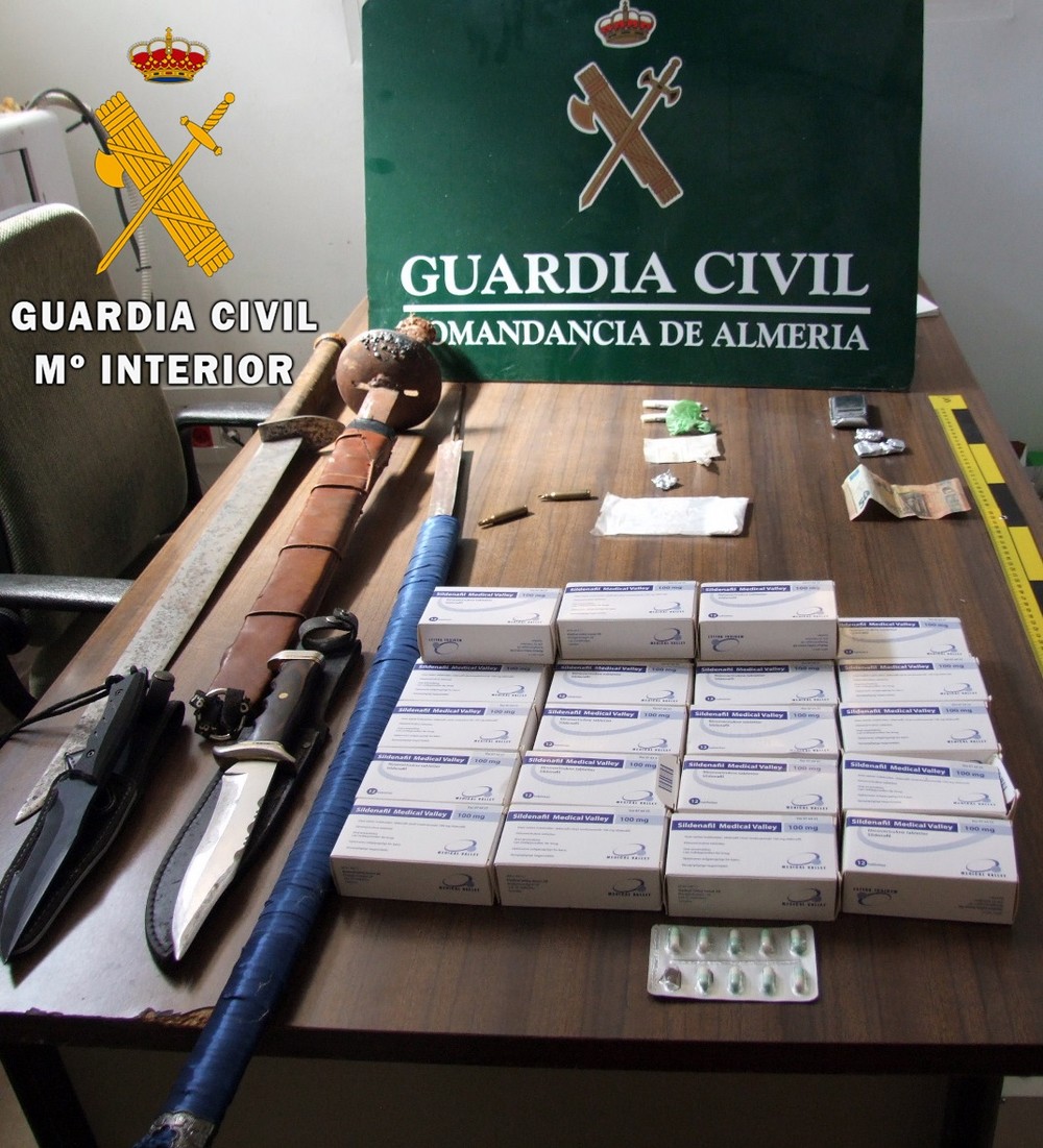 La Guardia Civil desmantela un activo punto de venta de drogas en Adra y detiene al responsable