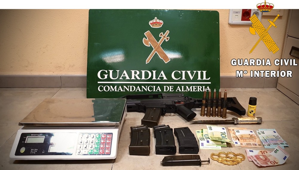 Dos detenidos por un cultivo indoor de marihuana en Roquetas con más de un centenar de plantas