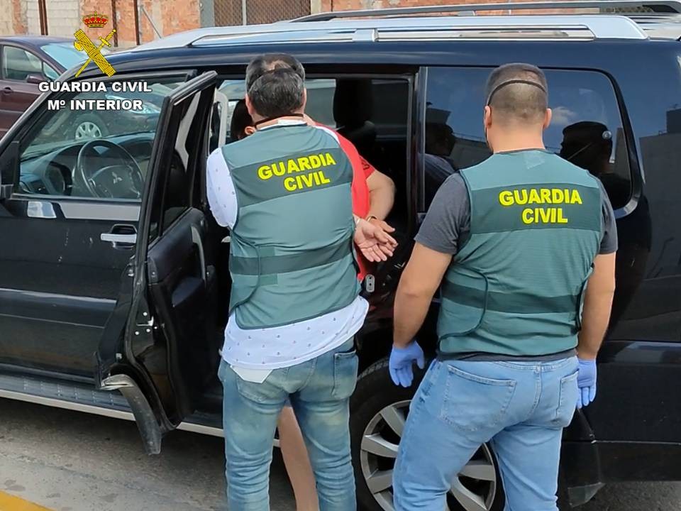 La Guardia Civil detiene en El Ejido a una persona por estafar, presuntamente, a varios empresarios frutícolas de la Vega Baja