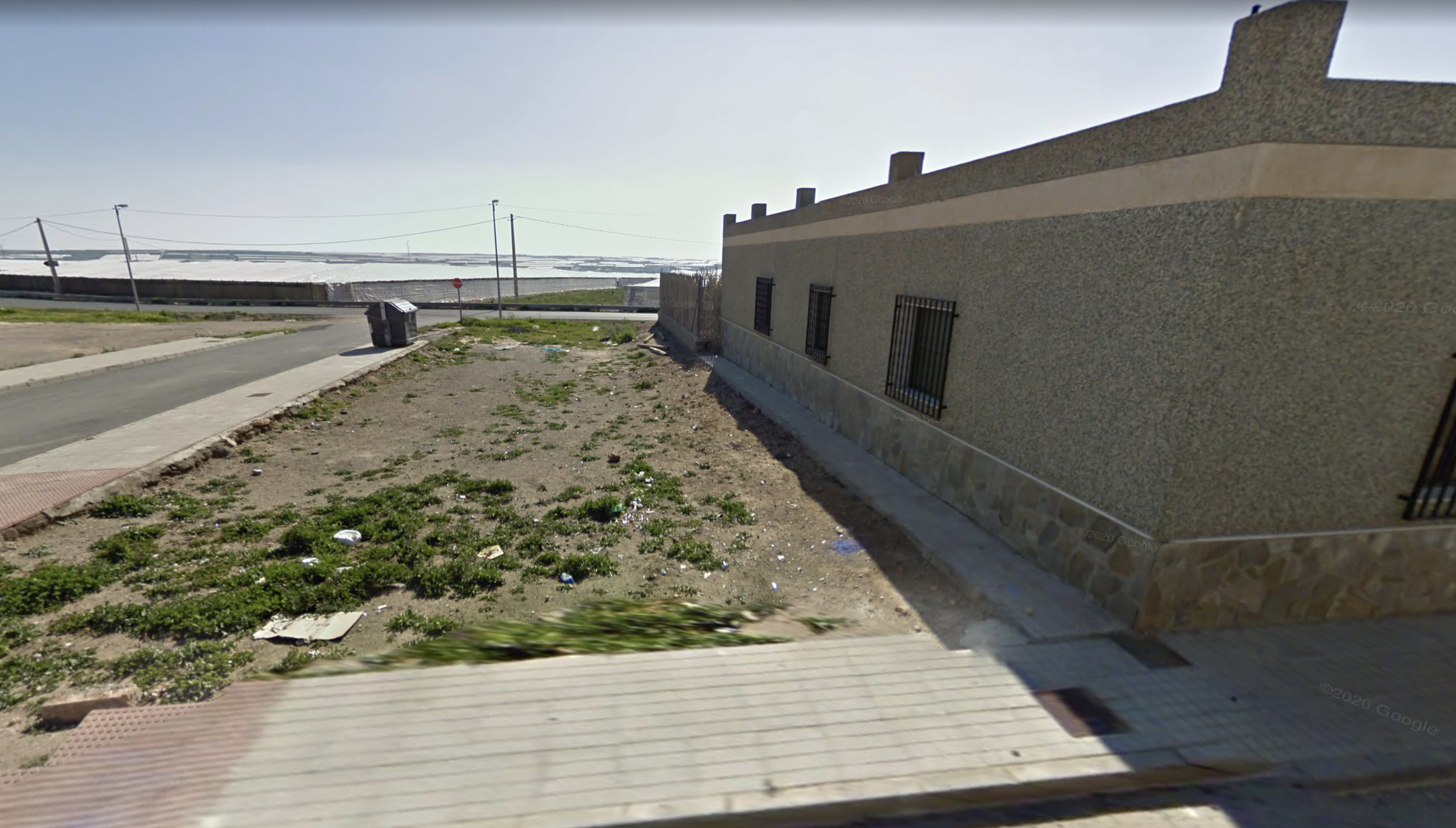 Desalojada una veintena de personas por el incendio en una nave de palés en El Ejido (Almería)