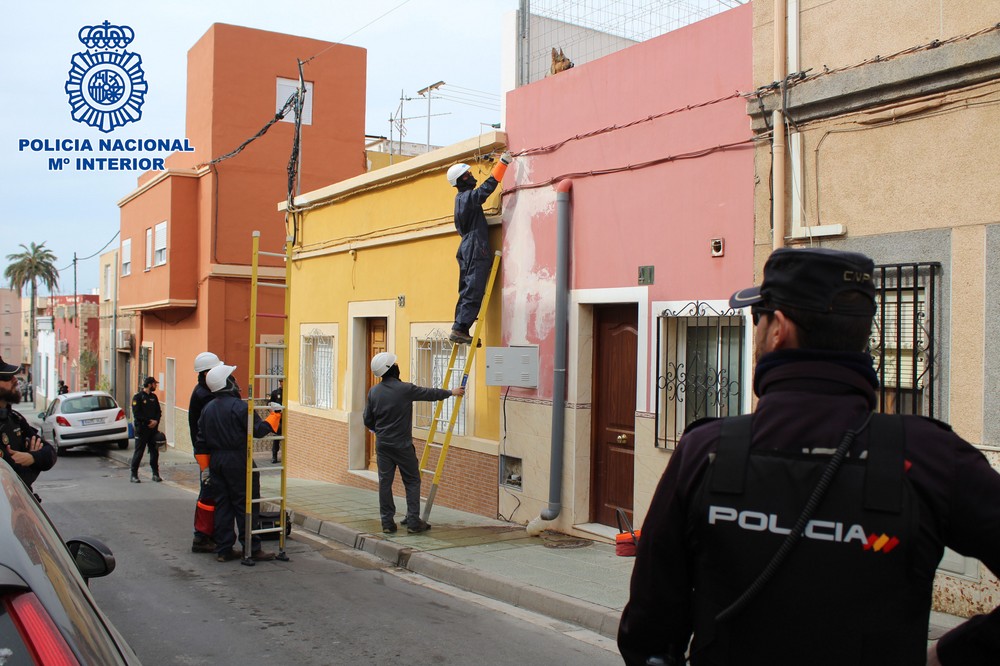 La Policía Nacional, en colaboración con Endesa, supera el millar de acometidas de luz revisada en el transcurso de operativos realizados por las Comisarías de Almería y El Ejido
