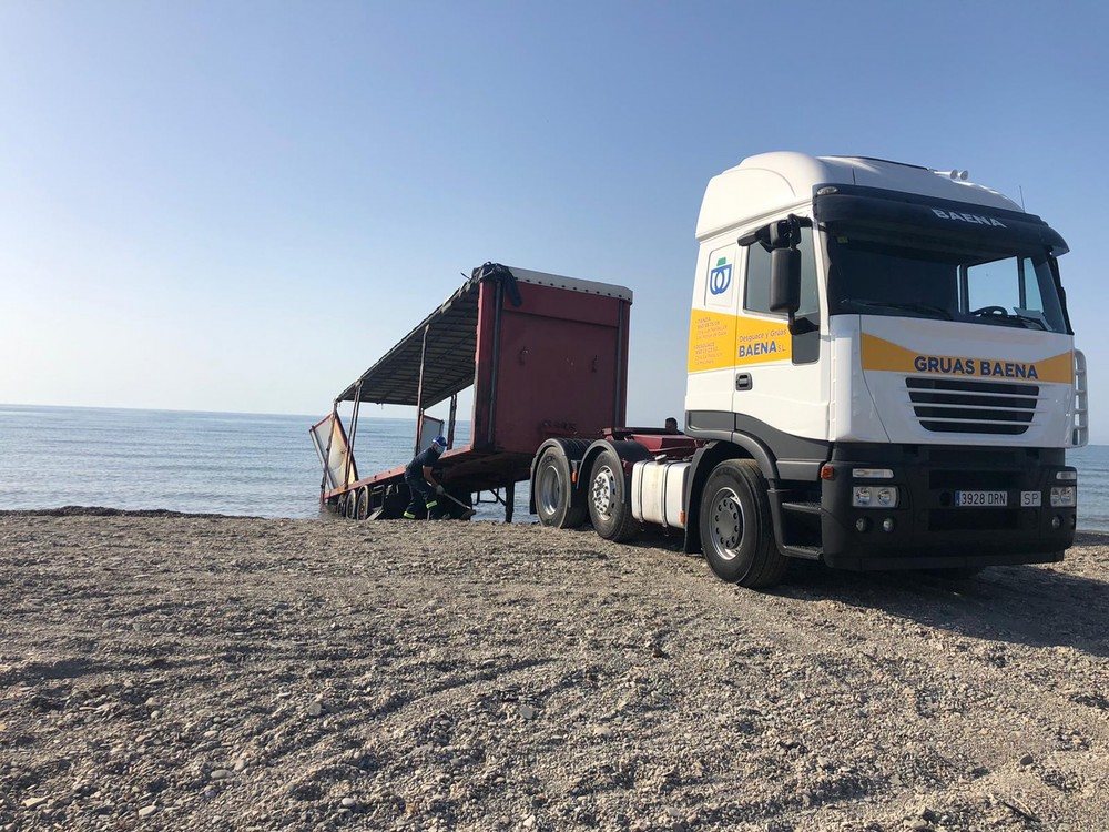 Ayuntamiento y Policía Local retiran el remolque abandonado en la Playa de Guardias Viejas tras conseguir la autorización judicial