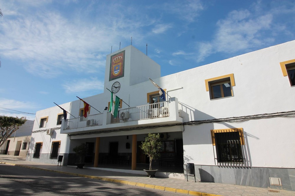 Desalojado un edificio de viviendas por el incendio en una tienda de alimentación en La Mojonera