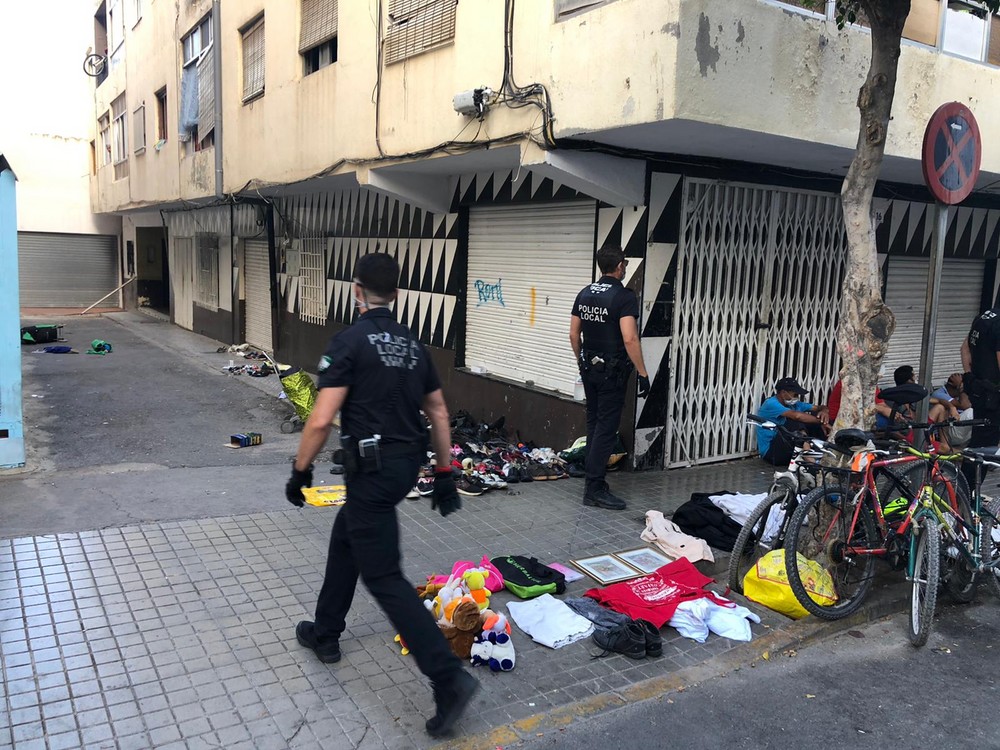 La Policía Local de El Ejido desarrolla un operativo para erradicar la venta ilegal en la calle Manolo Escobar