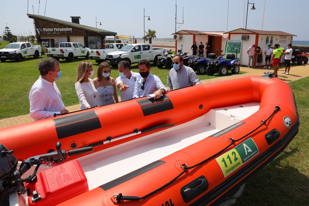La Junta entrega al Ayuntamiento de El Ejido los vehículos y materiales del Plan de Playas Seguras