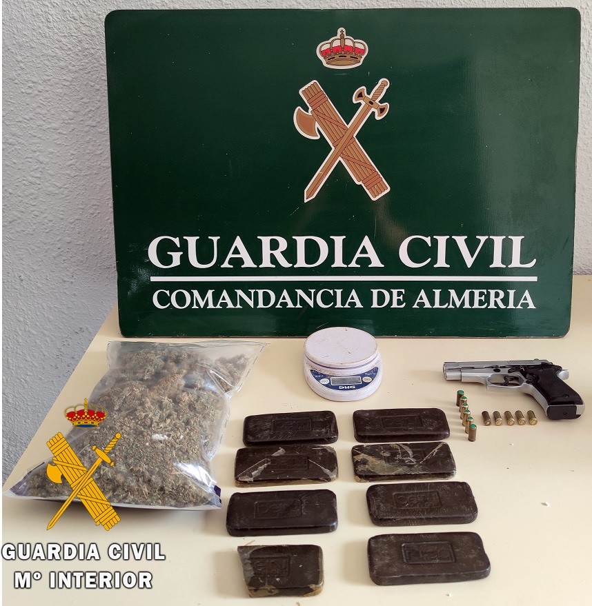 La Guardia Civil detiene a una persona como autor de un delito de tráfico de drogas y un delito de tenencia ilícita de armas y municiones en Almerimar