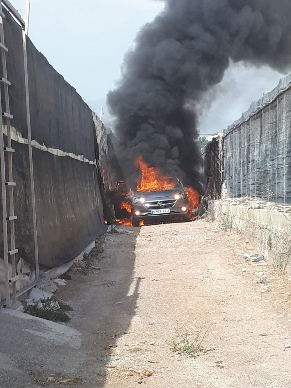 Arde un vehículo en Balerma y causa desperfectos en varias fincas