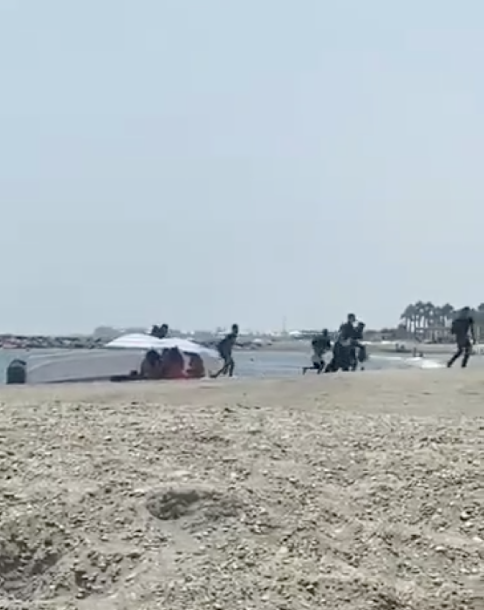 Llega una patera con inmigrantes a la costa de Almería a plena luz del día
