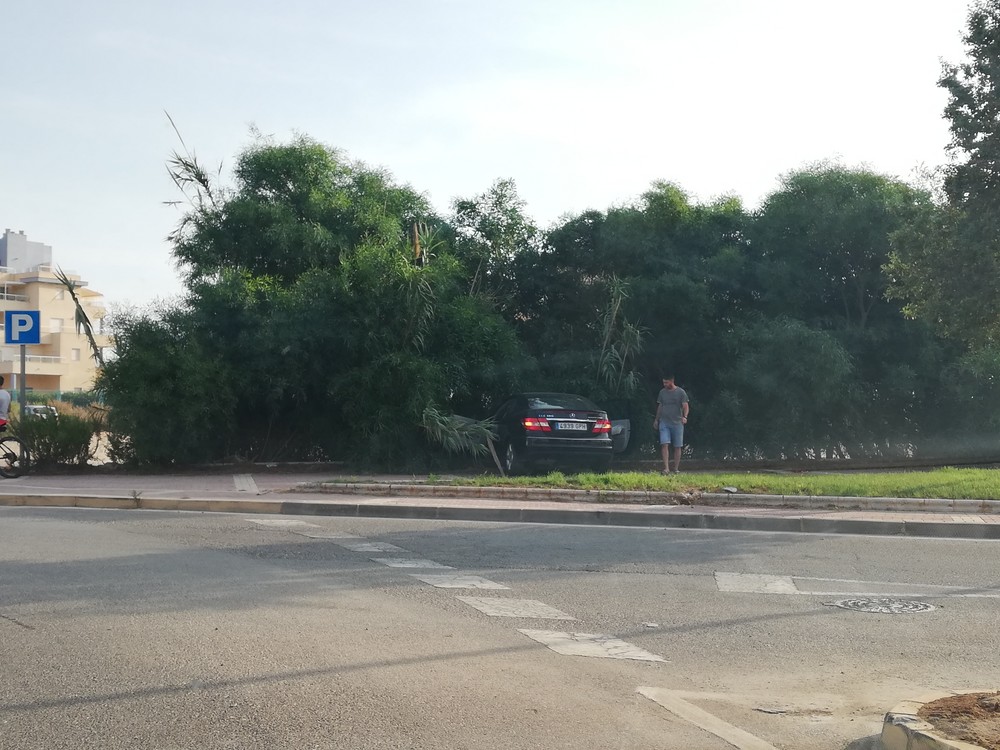 Vehículo de alta cilindrada colisiona al pasar una rotonda de Almerimar