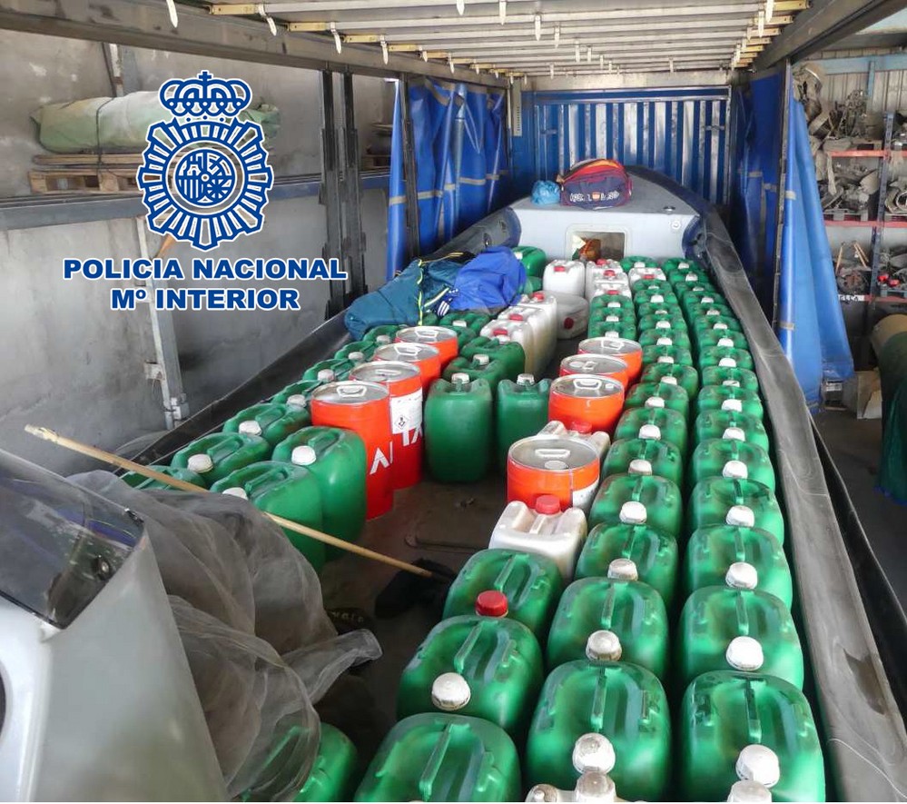 La Policía Nacional decomisa una planeadora de contrabando y detiene a cinco personas