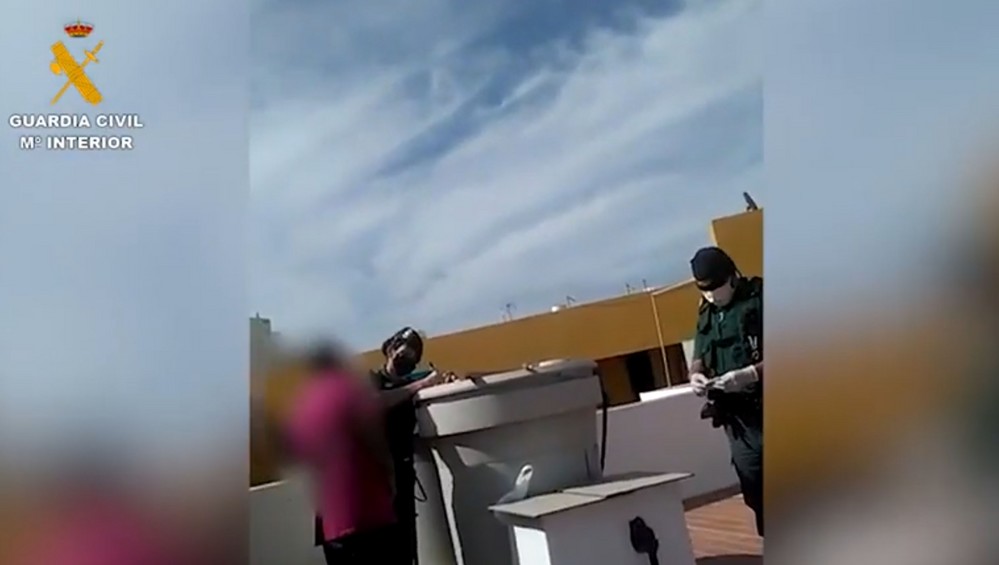 La Guardia Civil evita que el autor de un robo con violencia se tire desde la azotea de un edificio en Las Norias