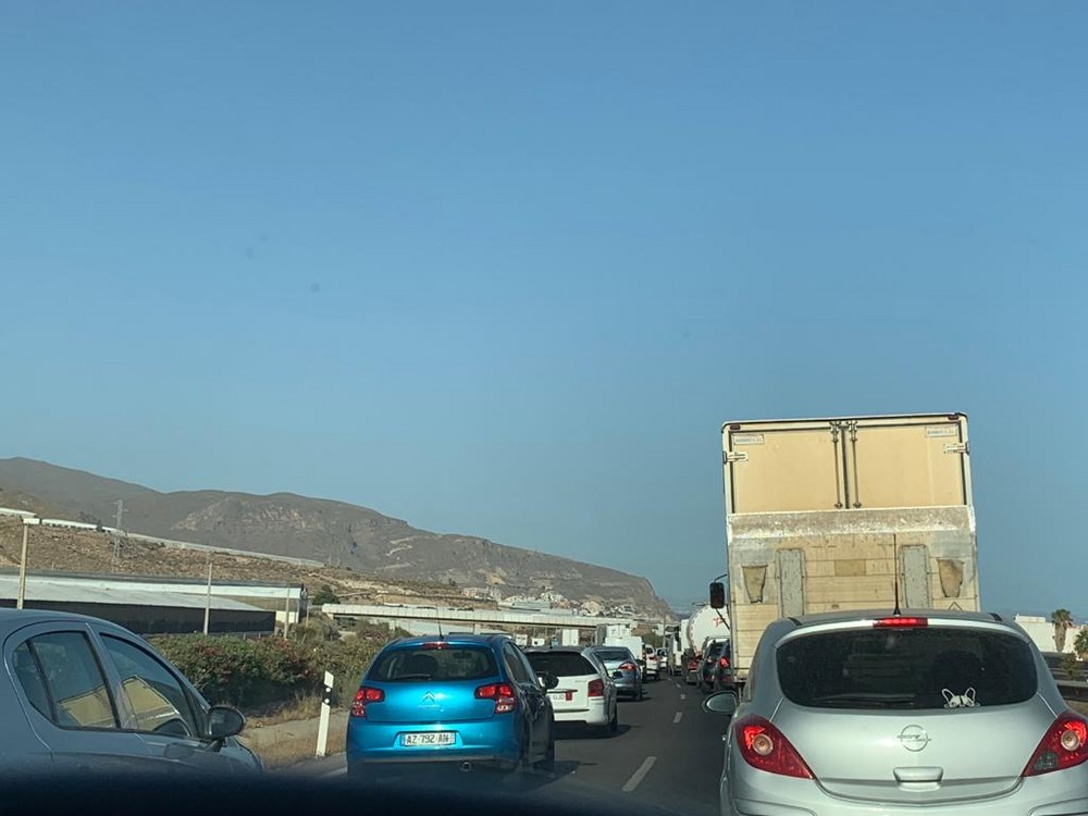 La colisión de un camión frigorífico con otro coche provoca el corte de la A-7