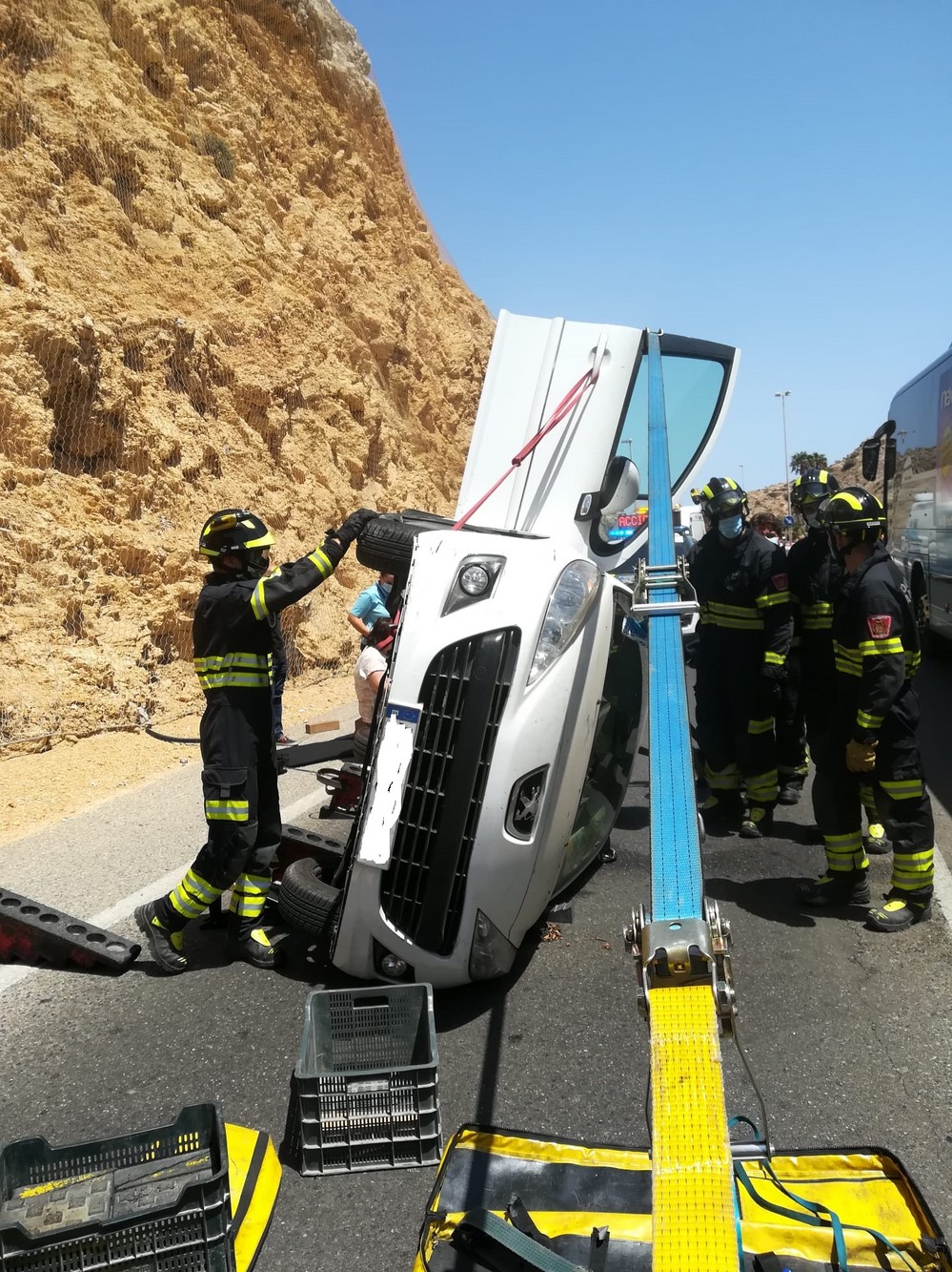 Vuelca un vehículo en la carretera del Cañarete este medio día