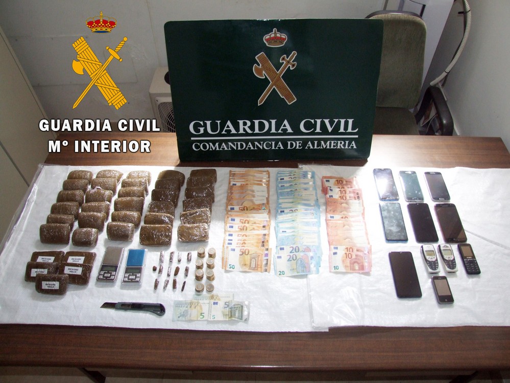 La Guardia Civil detiene a cinco personas y desmantela un punto de venta de droga en Balanegra