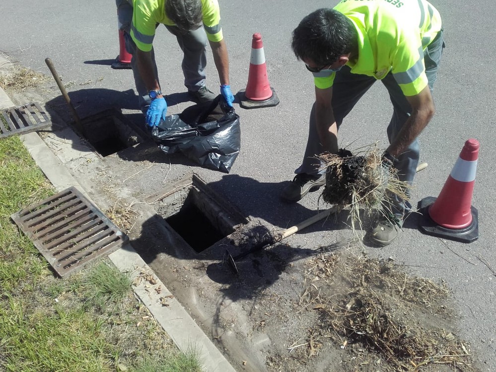 El Ayuntamiento ya trabaja en tareas de limpieza de los imbornales obturados de las áreas urbanas del municipio para facilitar el drenaje del agua de lluvia