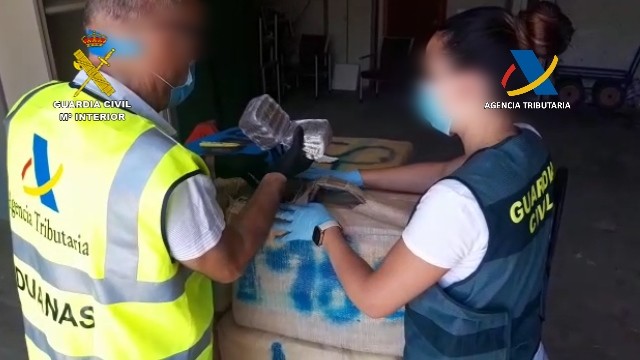 La Guardia Civil y la Agencia Tributaria aprehenden 1.400 kilos en la playa de Guardias Viejas, El Ejido