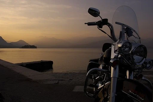Fallece una persona tras la salida de vía de una moto en Níjar