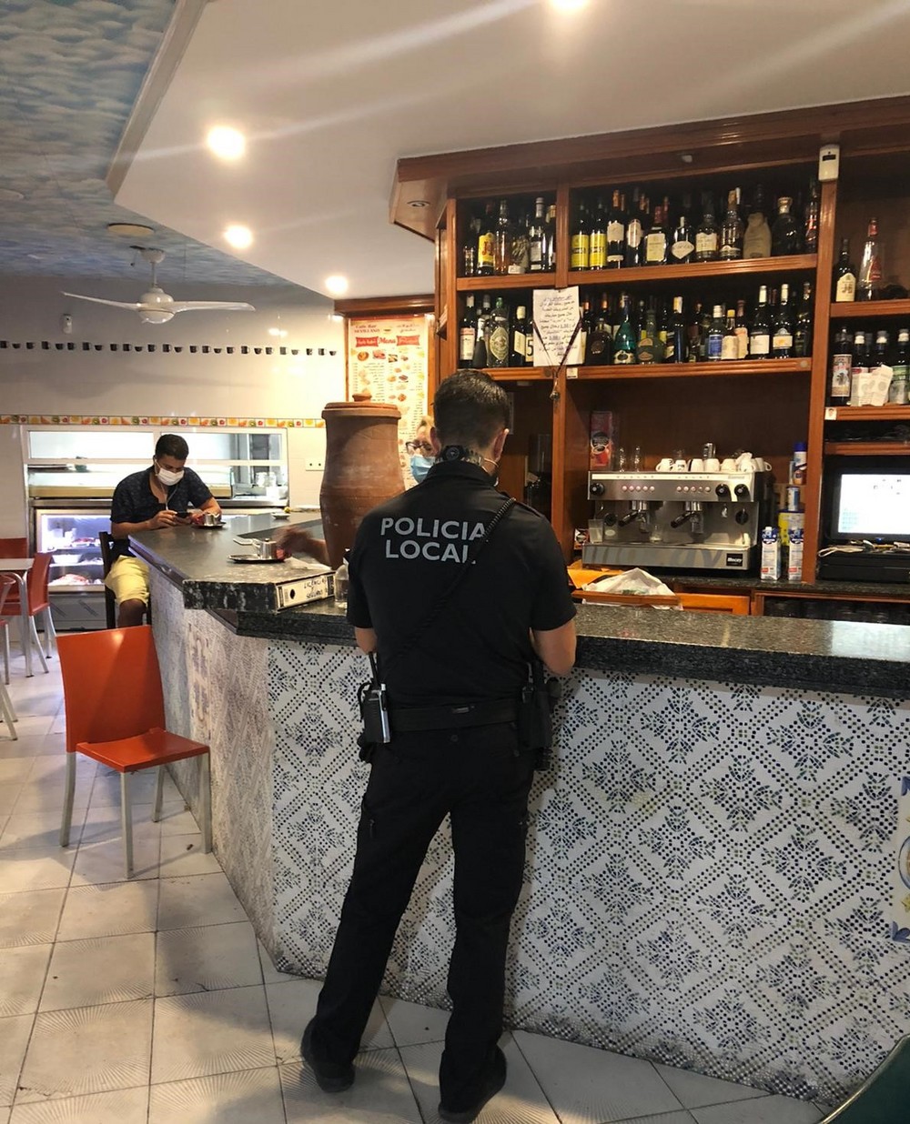 Policía Local de El Ejido procede al cierre y precinto de dos establecimientos hosteleros