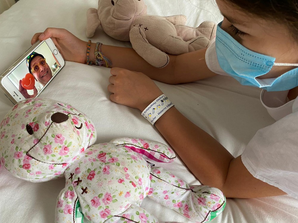 El Hospital de Poniente y la Fundación Theodora ofrecen apoyo virtual a pacientes pediátricos