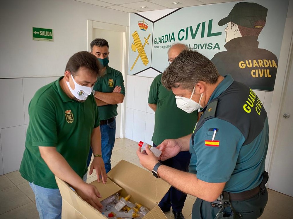 La Hermandad de la Guardia Civil Auxiliar dona 500 mascarillas y material sanitario a la Guardia Civil